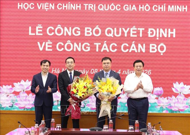 Lãnh đạo Học viện Chính trị quốc gia Hồ Chí Minh và Hội đồng Lý luận Trung ương tặng hoa, chúc mừng đồng chí Nguyễn Quốc Sửu và đồng chí Trần Minh Đức - Trợ lý và Thư ký PGS.TS Đoàn Minh Huấn, Ủy viên Bộ Chính trị, Giám đốc Học viện Học viện Chính trị quốc gia Hồ Chí Minh. Ảnh: TTXVN phát