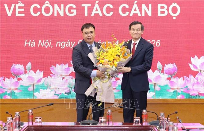 PGS.TS Đoàn Minh Huấn, Ủy viên Bộ Chính trị, Giám đốc Học viện Chính trị quốc gia Hồ Chí Minh tặng hoa, chúc mừng chí Nguyễn Quốc Sửu - Trợ lý PGS.TS Đoàn Minh Huấn, Ủy viên Bộ Chính trị, Giám đốc Học viện Học viện Chính trị quốc gia Hồ Chí Minh. Ảnh: TTXVN phát