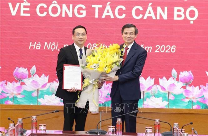 PGS.TS Đoàn Minh Huấn, Ủy viên Bộ Chính trị, Giám đốc Học viện Chính trị quốc gia Hồ Chí Minh trao Quyết định của Ban Bí thư về việc bổ nhiệm Thư ký đối với đồng chí Trần Minh Đức - Thư ký PGS.TS Đoàn Minh Huấn, Ủy viên Bộ Chính trị, Giám đốc Học viện Học viện Chính trị quốc gia Hồ Chí Minh. Ảnh: TTXVN phát