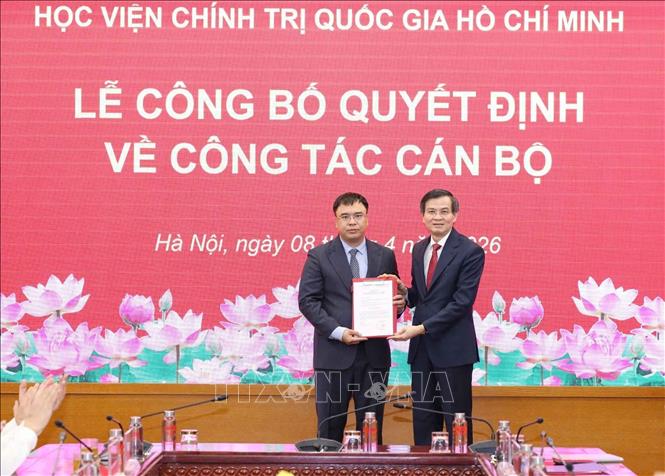 PGS.TS Đoàn Minh Huấn, Ủy viên Bộ Chính trị, Giám đốc Học viện Chính trị quốc gia Hồ Chí Minh trao Quyết định của Ban Bí thư về việc bổ nhiệm Trợ lý đối với đồng chí Nguyễn Quốc Sửu - Trợ lý PGS.TS Đoàn Minh Huấn, Ủy viên Bộ Chính trị, Giám đốc Học viện Học viện Chính trị quốc gia Hồ Chí Minh. Ảnh: TTXVN phát