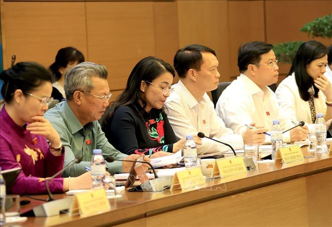 Các đại biểu Quốc hội tỉnh Nghệ An thảo luận tại tổ 7. Ảnh: Tuấn Anh - TTXVN