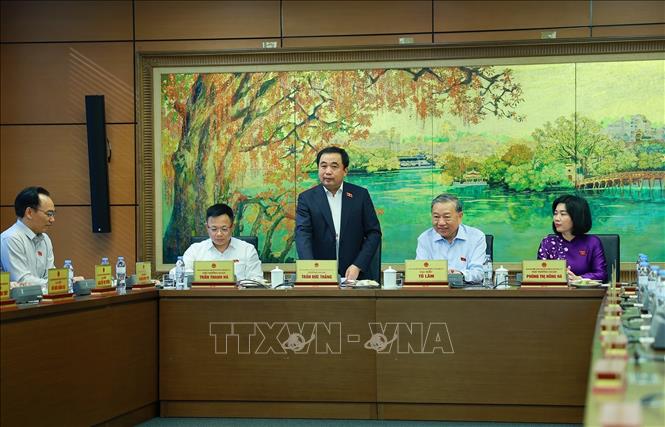 Đại biểu Quốc hội thành phố Hà Nội thảo luận tại tổ. Ảnh: Dương Giang-TTXVN
