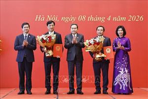 Chủ tịch Quốc hội Trần Thanh Mẫn trao Nghị quyết phê chuẩn Trưởng Đoàn đại biểu Quốc hội