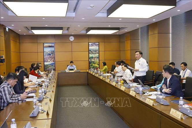 Đoàn đại biểu Quốc hội các tỉnh Ninh Bình và Lạng Sơn thảo luận ở tổ. Ảnh: Doãn Tấn - TTXVN