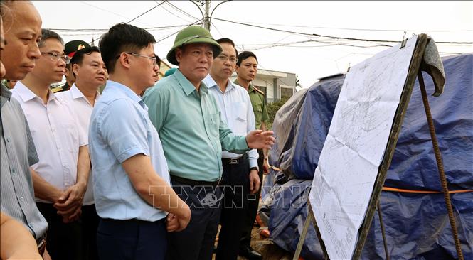 Đoàn kiểm tra tiến độ thi công công trình cống lấy nước trạm bơm Nhâm Tràng, xã Thanh Lâm. Ảnh: Nguyễn Chinh - TTXVN