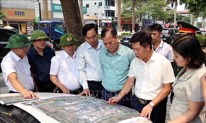 Đoàn công tác kiểm tra phương án tiêu thoát nước mưa tại Khu công nghiệp Đồng Văn I, Đồng Văn II. Ảnh: Nguyễn Chinh - TTXVN