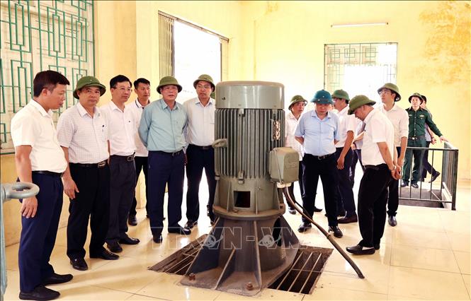Đoàn kiểm tra trạm bơm phục tiêu thoát nước tại Khu công nghiệp Đồng Văn I, Đồng Văn II. Ảnh: Nguyễn Chinh - TTXVN
