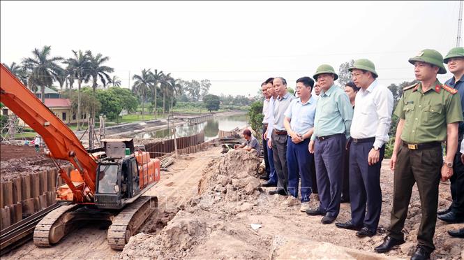 Đoàn kiểm tra tiến độ thi công cống lấy nước trạm bơm Như Trác, xã Nhân Hà. Ảnh: Nguyễn Chinh - TTXVN