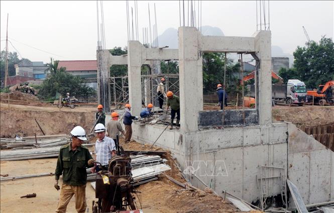 Thi công cống lấy nước trạm bơm Nhâm Tràng, xã Thanh Lâm. Ảnh: Nguyễn Chinh - TTXVN
