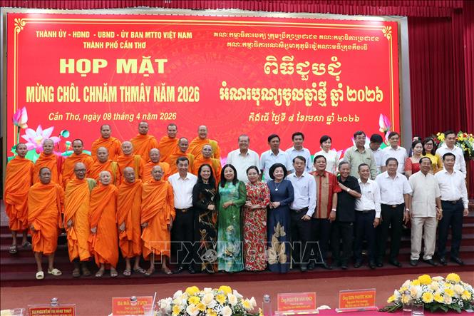 Lãnh đạo thành phố Cần Thơ cùng các vị chức sắc Phật giáo Nam tông Khmer tham gia tại buổi họp mặt. Ảnh: Trung Kiên - TTXVN