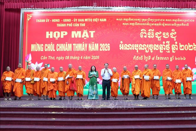 Ban tổ chức tặng quà cho các vị chức sắc Phật giáo Nam tông Khmer tại Cần Thơ. Ảnh: Trung Kiên - TTXVN