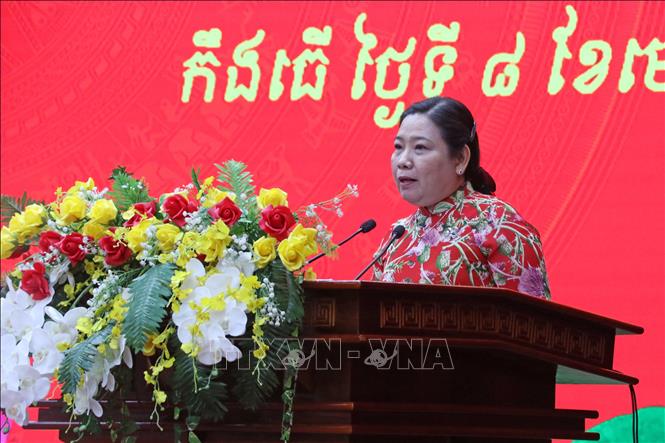 Chủ tịch Ủy ban Mặt trận Tổ quốc Việt Nam thành phố Cần Thơ Hồ Thị Cẩm Đào phát biểu tại buổi họp mặt. Ảnh: Trung Kiên - TTXVN