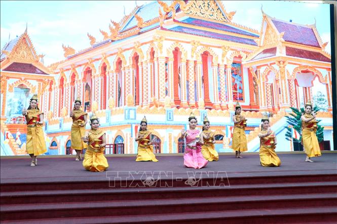 Một tiết mục nghệ thuật đậm chất văn hóa của đồng bào Khmer tại buổi họp mặt. Ảnh: Trung Kiên - TTXVN