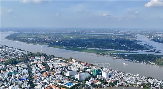 Xã đảo Mỹ Hòa Hưng, tỉnh An Giang được bao bọc bởi dòng sông Hậu, nhìn từ phường Long Xuyên, An Giang. Ảnh: Thanh Sang- TTXVN