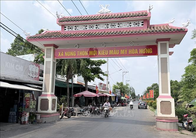 Giao thông tại xã đảo Mỹ Hòa Hưng (tỉnh An Giang) được chỉnh trang, tạo điều kiện thuận lợi cho người dân lưu thông. Ảnh: Thanh Sang- TTXVN