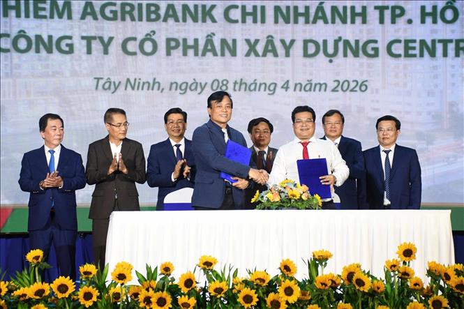 Ký kết hợp tác giữa các doanh nghiệp. Ảnh: Thanh Bình -TTXVN