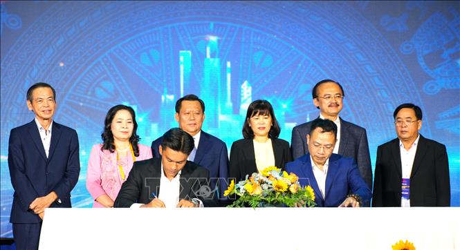 Ký kết hợp tác giữa các doanh nghiệp. Ảnh: Thanh Bình -TTXVN