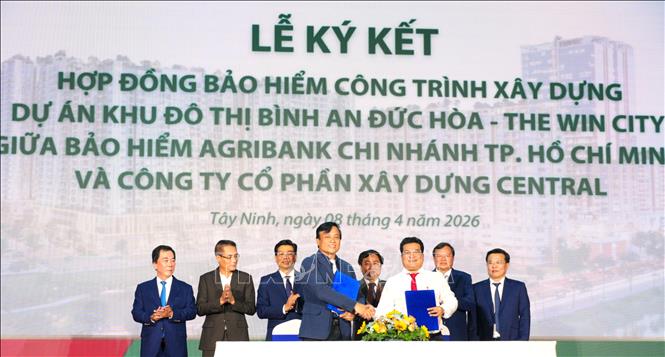 Ký kết hợp tác giữa các doanh nghiệp. Ảnh: Thanh Bình -TTXVN