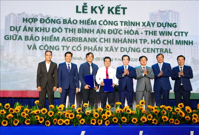 Ký kết hợp tác giữa các doanh nghiệp. Ảnh: Thanh Bình -TTXVN