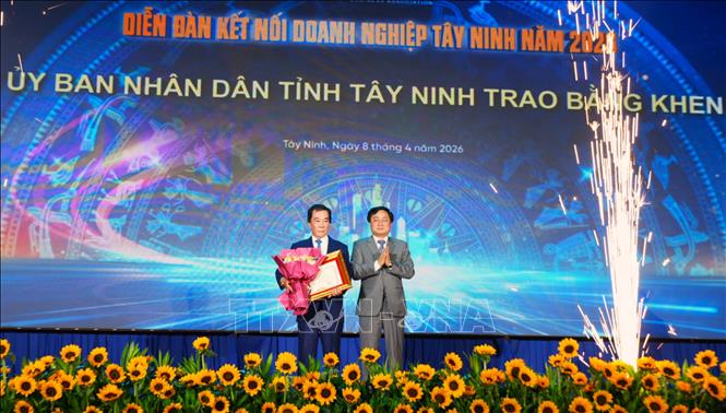 Bí thư Tỉnh ủy Tây Ninh Nguyễn Văn Quyết trao Bằng khen của UBND tỉnh cho Chủ tịch Hiệp hội Doanh nghiệp tỉnh Trịnh Văn Hải vì thành tích xuất sắc trong thời gian qua. Ảnh: Thanh Bình -TTXVN