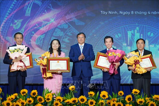 Chủ tịch UBND tỉnh Tây Ninh Lê Văn Hẳn trao Bằng khen của UBND tỉnh cho tập thể và cá nhân doanh nghiệp đạt thành tích xuất sắc trong thời gian qua. Ảnh: Thanh Bình -TTXVN