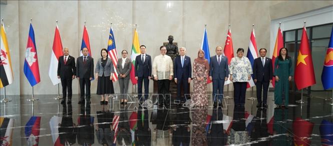 Thứ trưởng Ngoại giao Đặng Hoàng Giang (thứ năm, từ trái sang), Trưởng SOM ASEAN-Việt Nam, tham dự Hội nghị. Ảnh: TTXVN phát