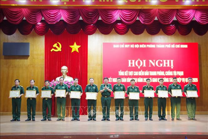 Khen thưởng tập thể, cá nhân có thành tích xuất sắc trong đợt cao điểm đấu tranh phòng chống tội phạm. Ảnh: TTXVN phát