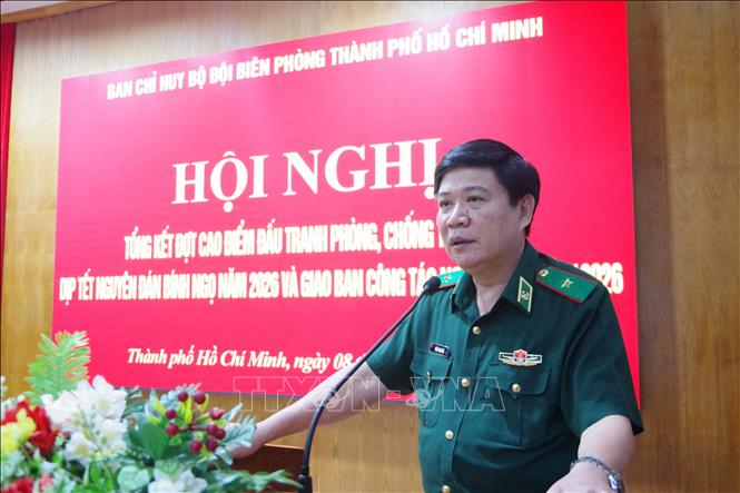 Thiếu tướng Trần Thanh Đức, Phó Tư lệnh Bộ Tư lệnh Thành phố kiêm Chỉ huy trưởng Ban Chỉ huy Bộ đội Biên phòng Thành phố Hồ Chí Minh phát biểu tại Hội nghị. Ảnh: TTXVN phát