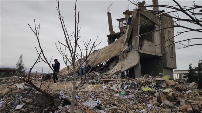 Tòa nhà bị phá hủy sau cuộc không kích của Israel xuống thị trấn Chaat, miền Đông Liban. Ảnh: THX/TTXVN