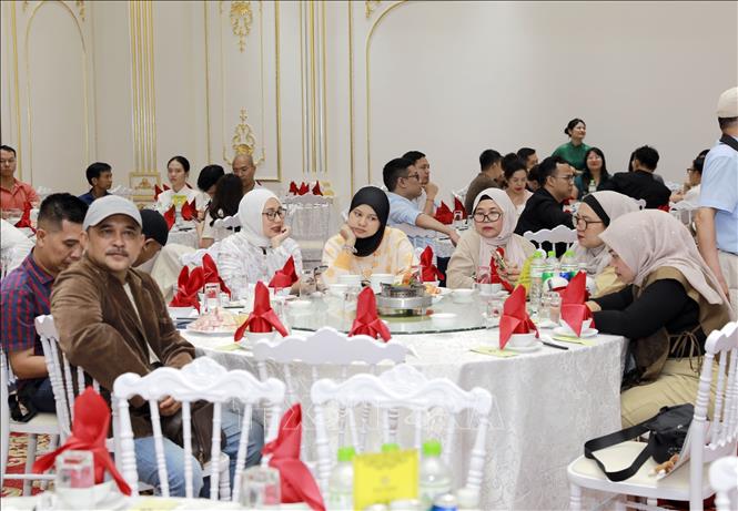 Các doanh nghiệp lữ hành quốc tế tham dự buổi gặp mặt. Ảnh: Hoàng Hùng -TTXVN