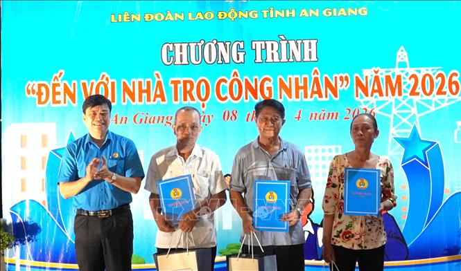 Lãnh đạo Liên đoàn lao động tỉnh An Giang trao Quyết định thành lập Mô hình Tổ tự quản nhà trọ công nhân Trường Thành. Ảnh: Văn Sĩ - TTXVN      
