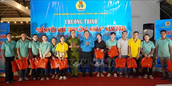 Lãnh đạo Liên đoàn lao động tỉnh An Giang và Công an xã Thạnh Lộc tặng quà cho công nhân lao động. Ảnh: Văn Sĩ - TTXVN                                     