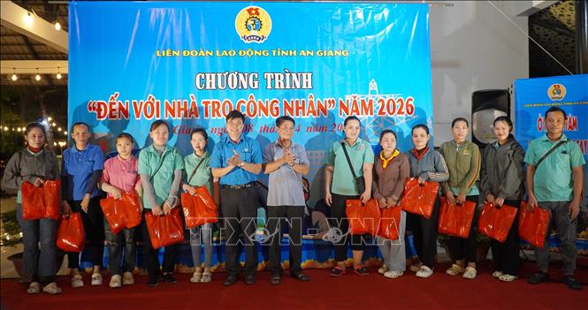 Phó Chủ tịch Ủy ban Mặt trận Tổ quốc Việt Nam tỉnh An Giang, Phó Chủ tịch Liên đoàn lao động tỉnh Đỗ Trần Thịnh tặng quà cho công nhân lao động. Ảnh: Văn Sĩ - TTXVN                                     