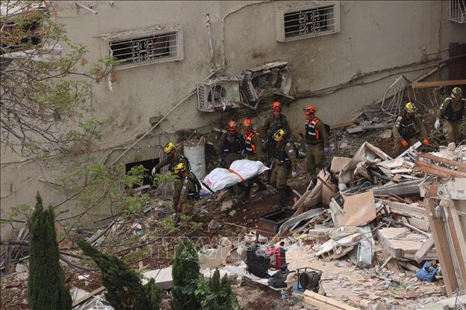 Hiện trường cuộc tấn công bằng tên lửa của Iran tại Haifa, Israel. Ảnh: THX/TTXVN