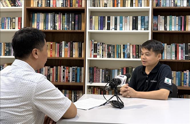 Kỹ sư dầu khí tại Malaysia, ông Lương Thế Huân trả lời phỏng vấn phóng viên TTXVN. Ảnh: Bình Thanh - PV TTXVN tại Malaysia