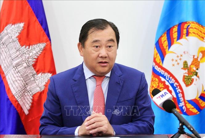 Ông Sous Yara, Phó Trưởng ban thứ nhất Ban Đối ngoại Trung ương, người phát ngôn Đảng Nhân dân Campuchia (CPP) trả lời phỏng vấn TTXVN về ý nghĩa chuyến thăm Campuchia của Ủy viên Bộ Chính trị, Thường trực Ban Bí thư Trần Cẩm Tú. Ảnh: Quang Anh - PV TTXVN tại Campuchia