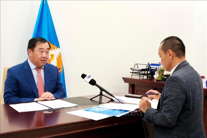 Ông Sous Yara, Phó Trưởng ban thứ nhất Ban Đối ngoại Trung ương, người phát ngôn Đảng Nhân dân Campuchia (CPP) trả lời phỏng vấn phóng viên TTXVN tại Phnom Penh về ý nghĩa chuyến thăm Campuchia của Ủy viên Bộ Chính trị, Thường trực Ban Bí thư Trần Cẩm Tú. Ảnh: Quang Anh - PV TTXVN tại Campuchia