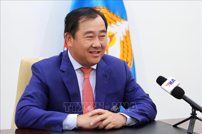 Ông Sous Yara, Phó Trưởng ban thứ nhất Ban Đối ngoại Trung ương, người phát ngôn Đảng Nhân dân Campuchia (CPP) trả lời phỏng vấn TTXVN về ý nghĩa chuyến thăm Campuchia của Ủy viên Bộ Chính trị, Thường trực Ban Bí thư Trần Cẩm Tú. Ảnh: Quang Anh - PV TTXVN tại Campuchia