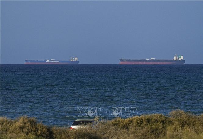 Tàu hàng chờ ở ngoài khơi Oman để di chuyển qua eo biển Hormuz, sau khi Mỹ-Iran đạt thỏa thuận ngừng bắn 2 tuần, ngày 8/4/2026. Ảnh: Anadolu Agency/TTXVN