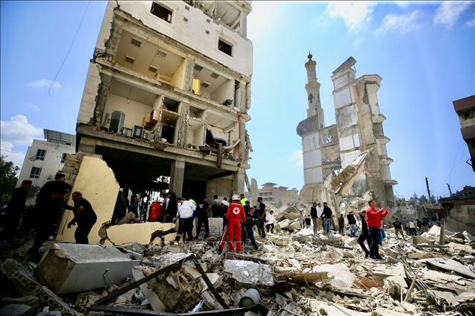 Lực lượng cứu hộ tìm kiếm các nạn nhân tại hiện trường đổ nát sau vụ không kích của Israel xuống thành phố Sidon, miền Nam Liban ngày 8/4/2026. Ảnh: THX/TTXVN  