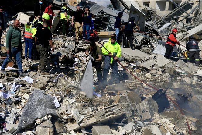 Lực lượng cứu hộ tìm kiếm các nạn nhân tại hiện trường đổ nát sau vụ không kích của Israel xuống thành phố Sidon, miền Nam Liban, ngày 8/4/2026. Ảnh: THX/TTXVN  