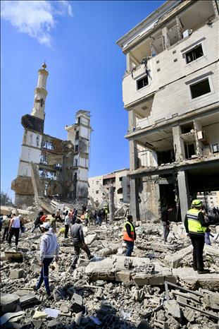 Lực lượng cứu hộ tìm kiếm các nạn nhân tại hiện trường đổ nát sau vụ không kích của Israel xuống thành phố Sidon, miền Nam Liban ngày 8/4/2026. Ảnh: THX/TTXVN  