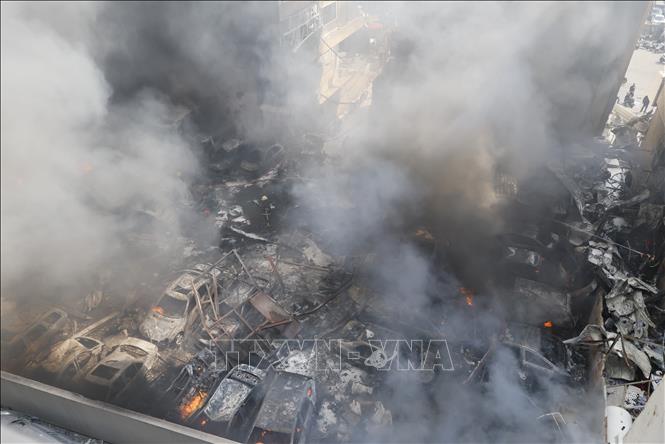 Lực lượng cứu hộ tìm kiếm các nạn nhân tại hiện trường đổ nát sau vụ không kích của Israel xuống thủ đô Beirut, Liban ngày 8/4/2026. Ảnh: Anadolu Agency/TTXVN  