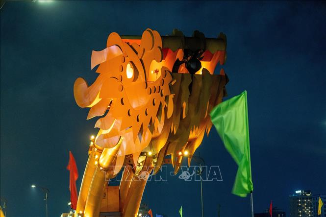 Dragon Bridge, with its impressive design, symbolizes Da Nang city's outstretched reach towards the world. VNA Photo: Xuân Quý
