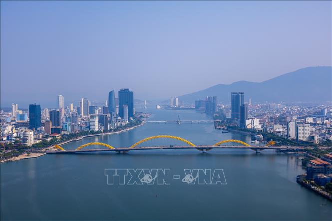The bridges spanning the Han River and the numerous high-rise buildings on both banks are highlights of Da Nang's rapid development. VNA Photo: Xuân Quý