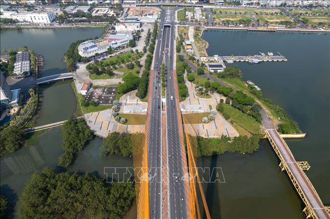 The western side of Tran Thi Ly Bridge is connected to an underpass system crossing the 2/9 and Nui Thanh roads, helping to reduce traffic congestion in the area. VNA Photo: Xuân Quý