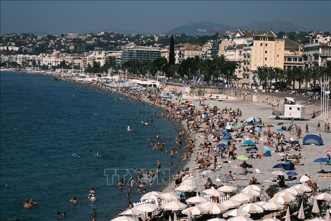 Người dân tắm biển tránh nóng tại Nice, Pháp. Ảnh: THX/TTXVN