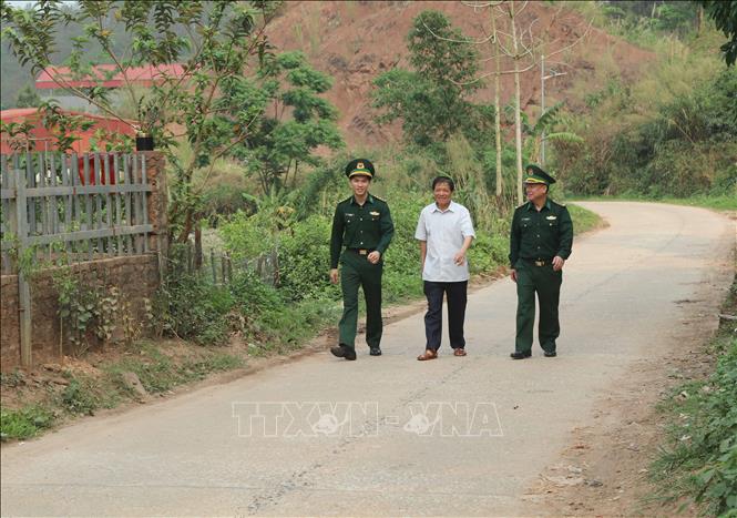 Cán bộ, chiến sĩ Đồn Biên phòng cửa khẩu Chi Ma, tỉnh Lạng Sơn phối hợp cùng người có uy tín trong khu dân cư xuống thôn tuyên truyền pháp luật. Ảnh: Quang Duy – TTXVN