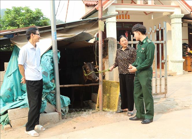 Cán bộ, chiến sĩ Đồn Biên phòng cửa khẩu Chi Ma, tỉnh Lạng Sơn giao tiếp bằng tiếng dân tộc với người dân vùng biên. Ảnh: Quang Duy – TTXVN