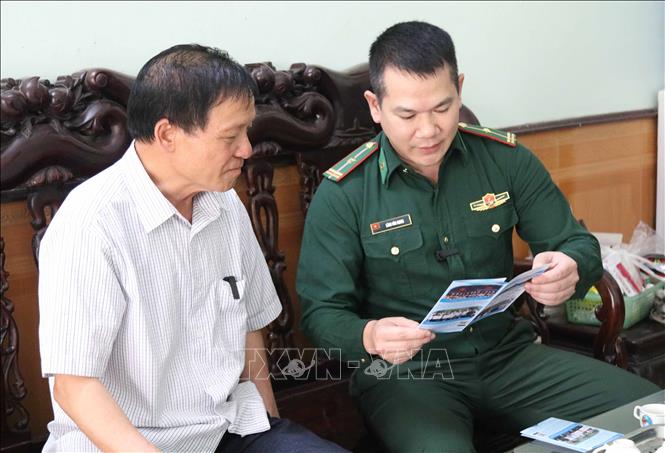 Lực lượng Bộ đội Biên phòng tỉnh Lạng Sơn tuyên truyền pháp luật bằng tiếng dân tộc đến người dân thôn Chi Ma, xã Mẫu Sơn. Ảnh: Quang Duy - TTXVN